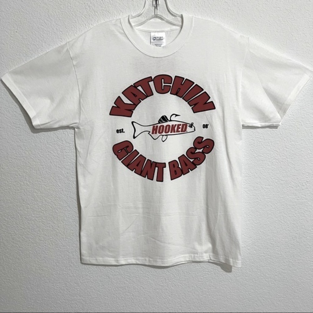 Katchin Giant Bass Hooked White & Red Graphic Short Sleeve T Shirt Unisex L